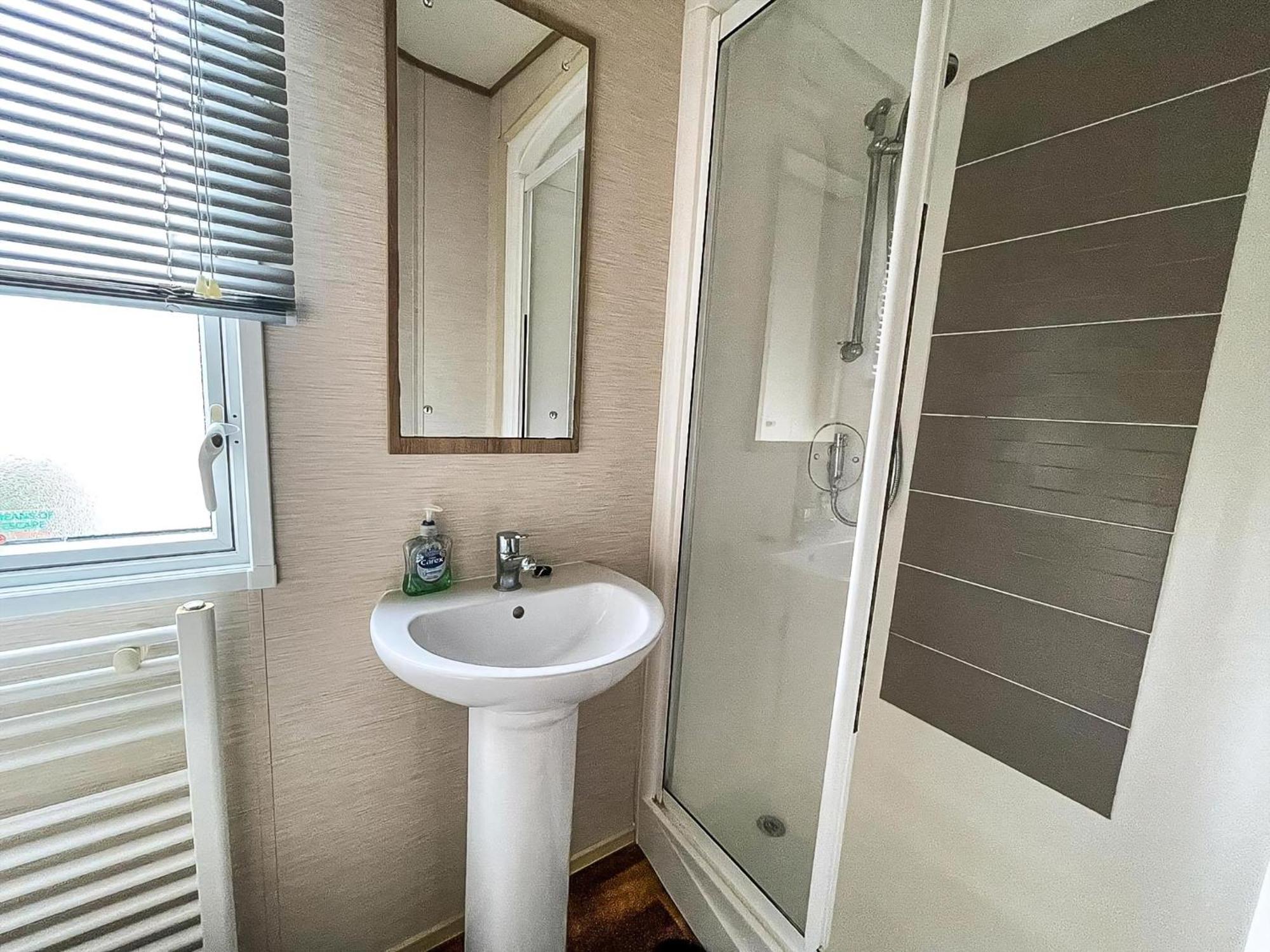 Lovely 6 Berth Caravan With Decking And Wifi In Kent, Ref 47017C Hotell Whitstable Eksteriør bilde
