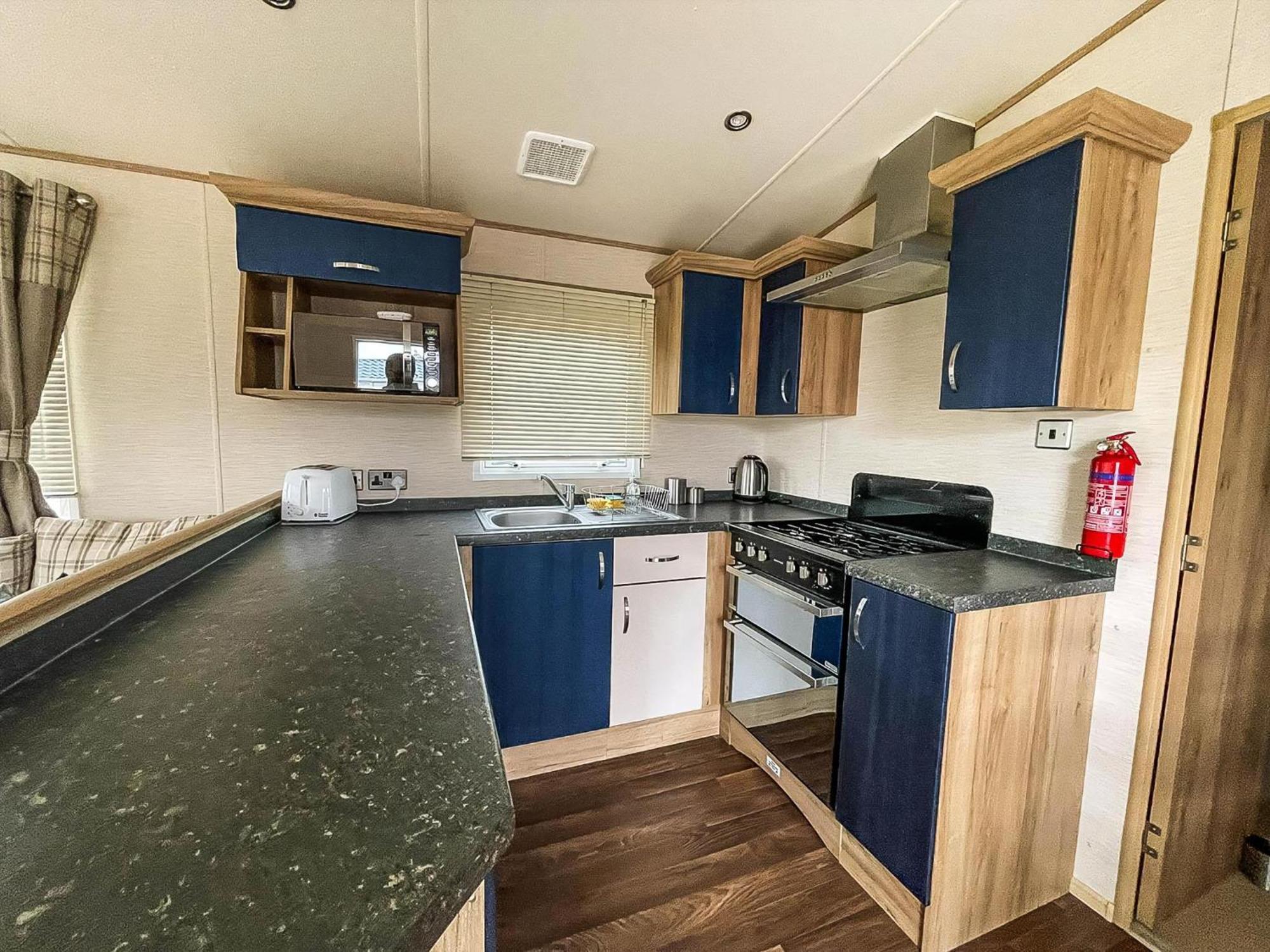 Lovely 6 Berth Caravan With Decking And Wifi In Kent, Ref 47017C Hotell Whitstable Eksteriør bilde